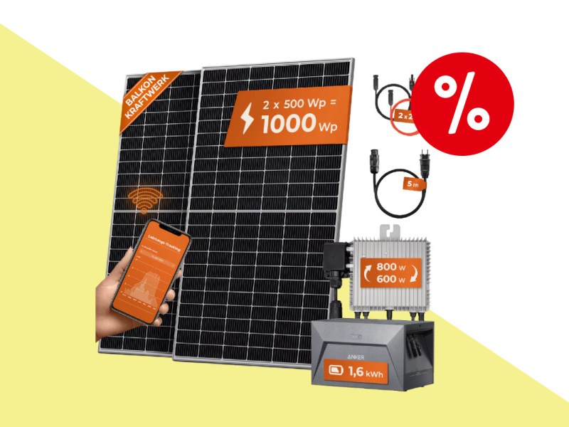 Schwarzes Solarpanel schräg hochkant aufgestellt neben silbernem kleinen Kasten und darüber silberner Wechselrichter und drei Kabel auf gelb weißem Hintergrund mit rotem Prozentbutton oben rechts