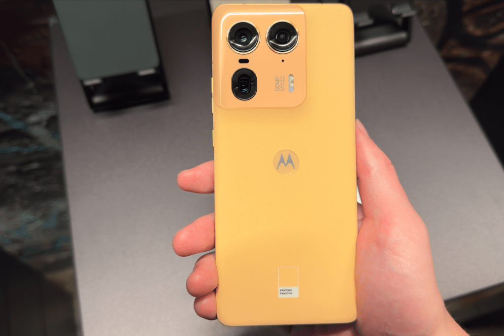Das Motorola Edge 50 Ultra in der Farbe Peach.