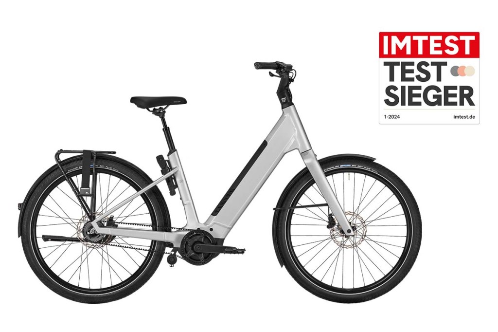 silberfarbenes City-E-Bike auf weißem Grund, dazu Testsieger-Logo