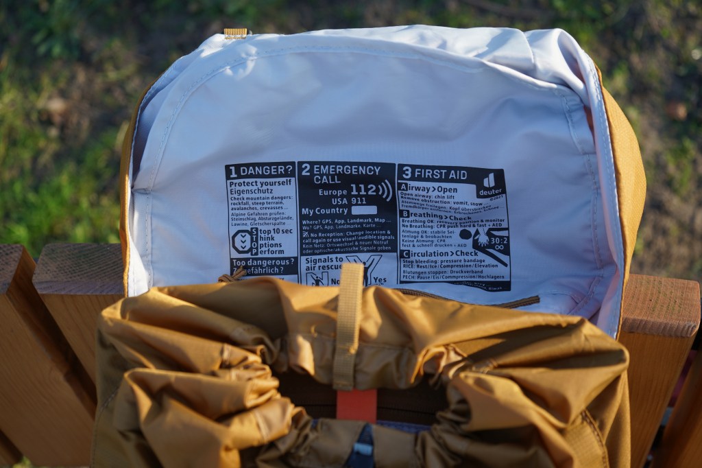 Nahaufnahme Innendeckel eines Rucksacks mit SOS-Informationen, die in den Deckel gedruckt sind