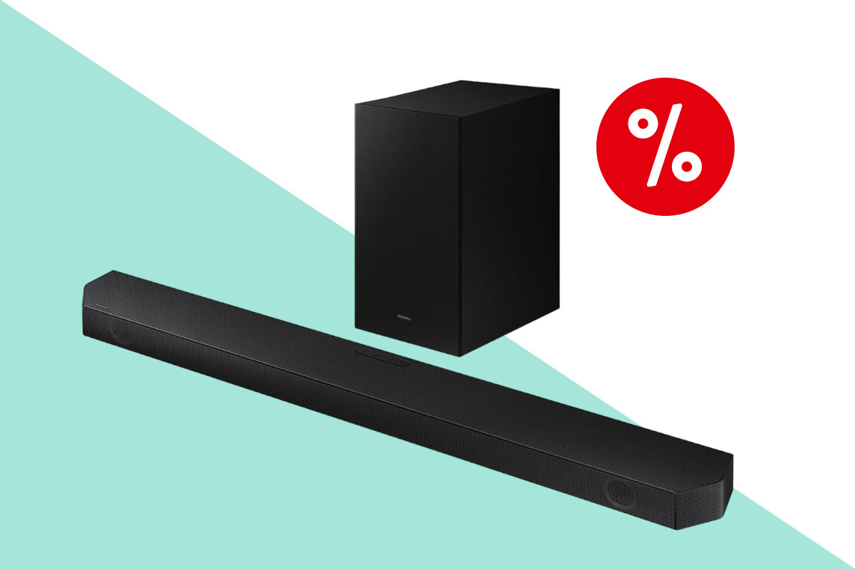 Schwarze Samsung-Soundbar schräg von vorne mit hochkant gestelltem schwarzem eckigem Subwoofer darüber auf türkis weißem Hintergrund mit rotem Prozentbutton oben rechts