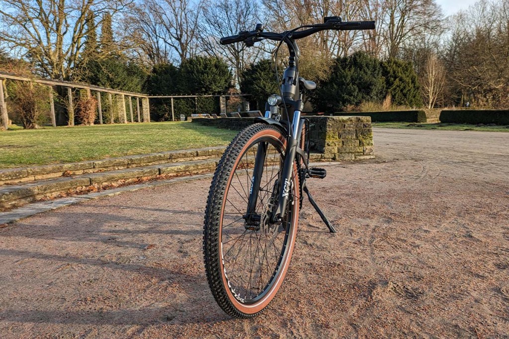 E-Bike von vorne in einem park stehend