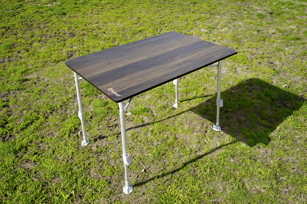 Aufbau Campingtische: Tisch von Outwell steht auf einem Rasenstück.