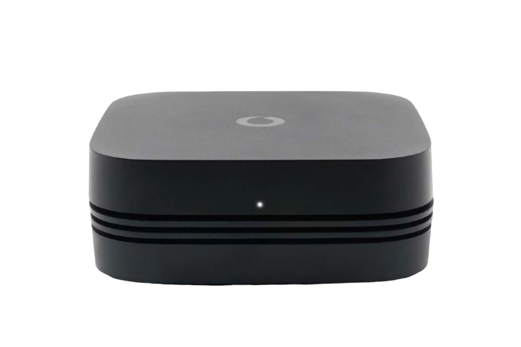 Schwarze rechteckige TV-Box mit abgerundeten Ecken von vorne auf weißem Hintergrund