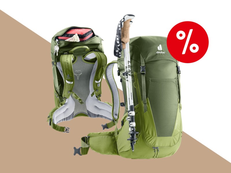 Grüner Wanderrucksack von Deuter von vorne und hinten mit silbernen Wanderstöcken an der Seite und rotem Prozentbutton oben rechts, auf beige weißem Hintergrund