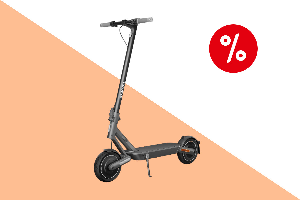 Grauer Xiaomi E-Scooter schräg von vorne mit Ständer auf hellorangem weißen Hintergrund mit rotem Prozentbutton oben rechts