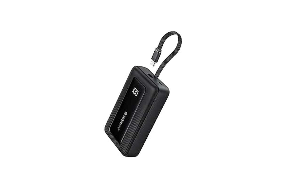 schwarze Powerbank mit Kabel auf weißem Grund