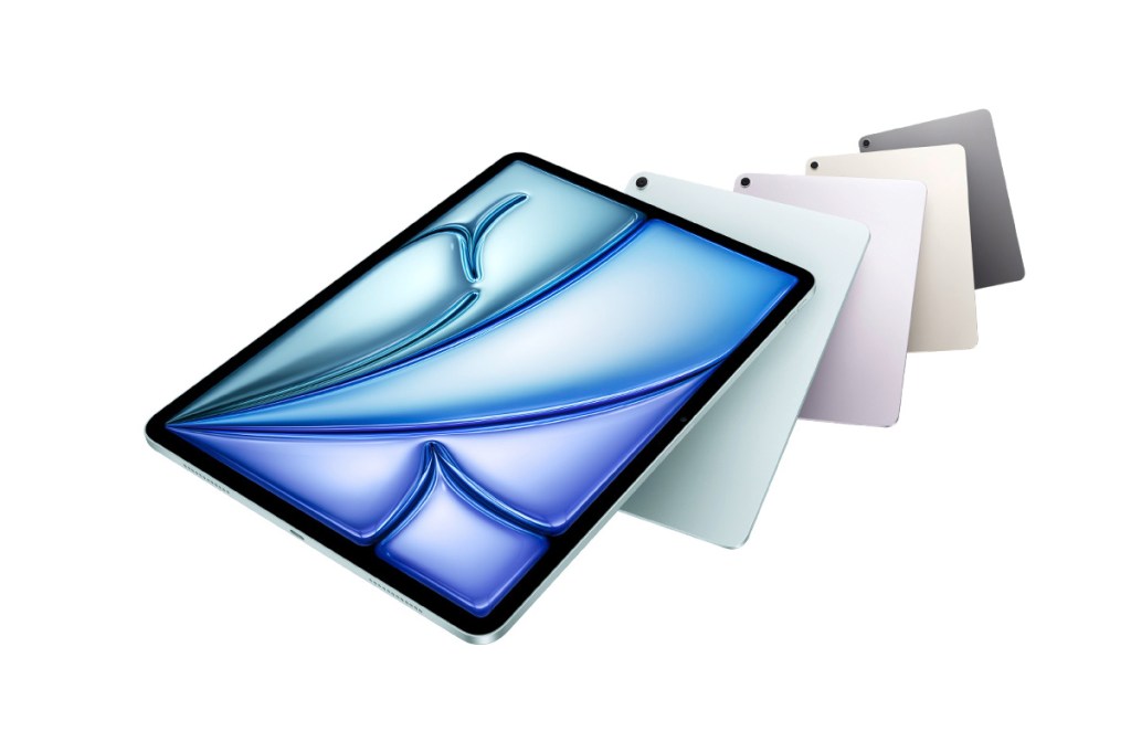 Fünf Apple iPad Air in unterschiedlichen Farben schweben vor einem weißen Hintergrund.