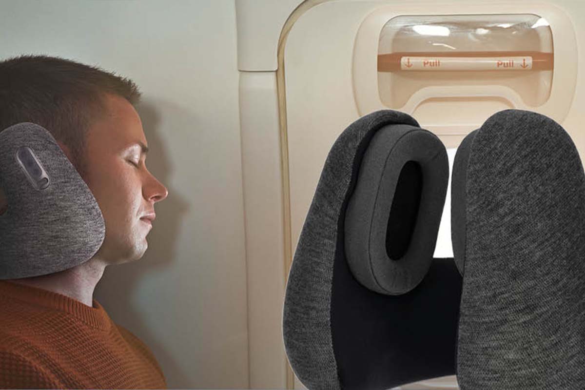 Anschnitt: Mann sitzt schlafend in einem Flugzeug, er hat dicke Kopfhörer auf, danben Productshot eines Nackenkissen-Kopfhörers