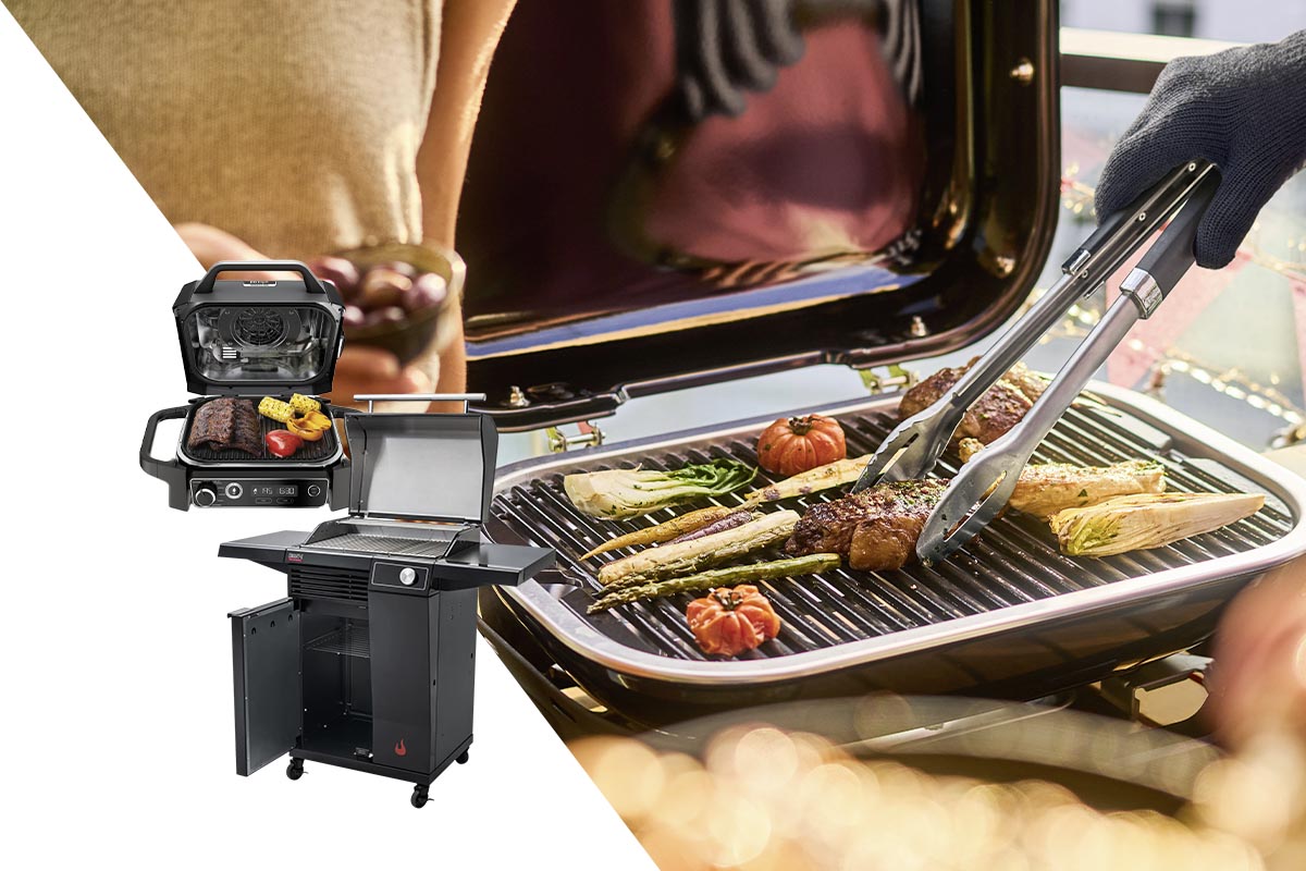Person mit einer Grillzange in der Hand wendet Fleisch auf einem Elektrogrill.