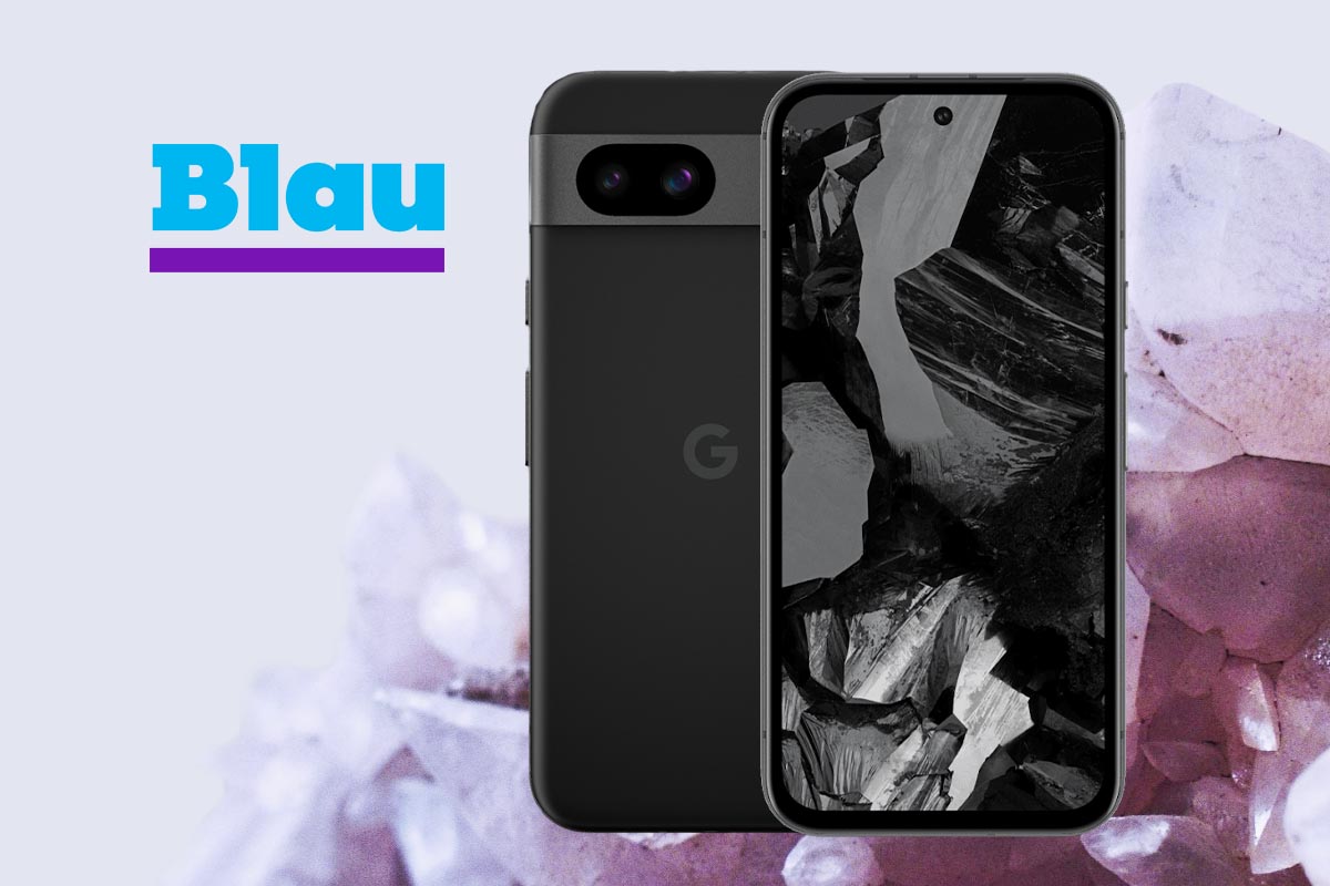 Das Google Pixel 8a vor hellem Hintergrund.