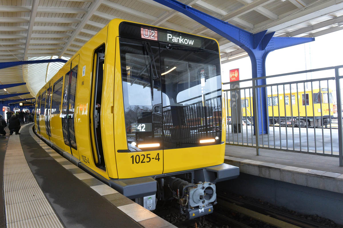 Gelbe U-Bahn auf der Linie U2