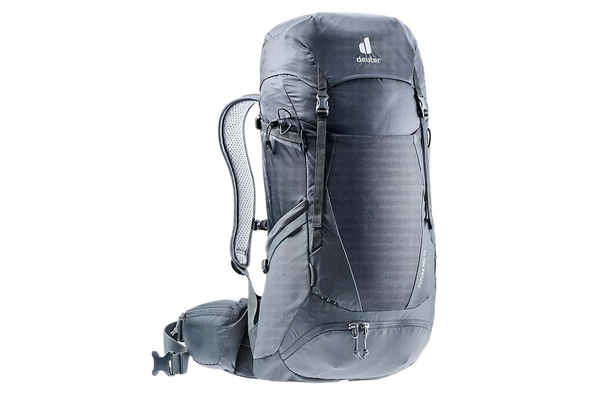 blauer Trekkingrucksack auf weißem Grund