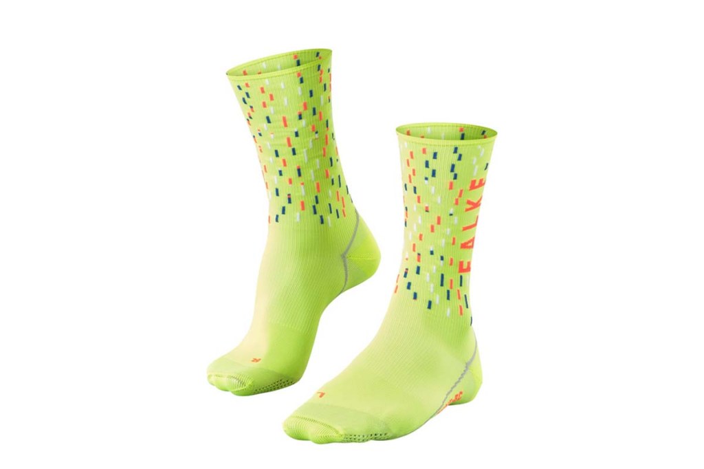 Productshot gelbe Socken mit Stäbchen-Muster