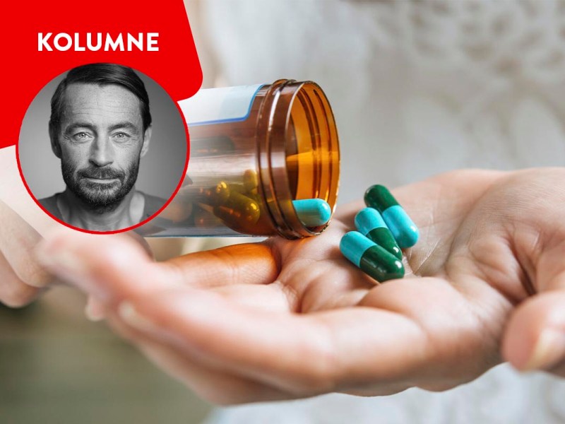 Tabletten werden in eine Hand geschüttet.