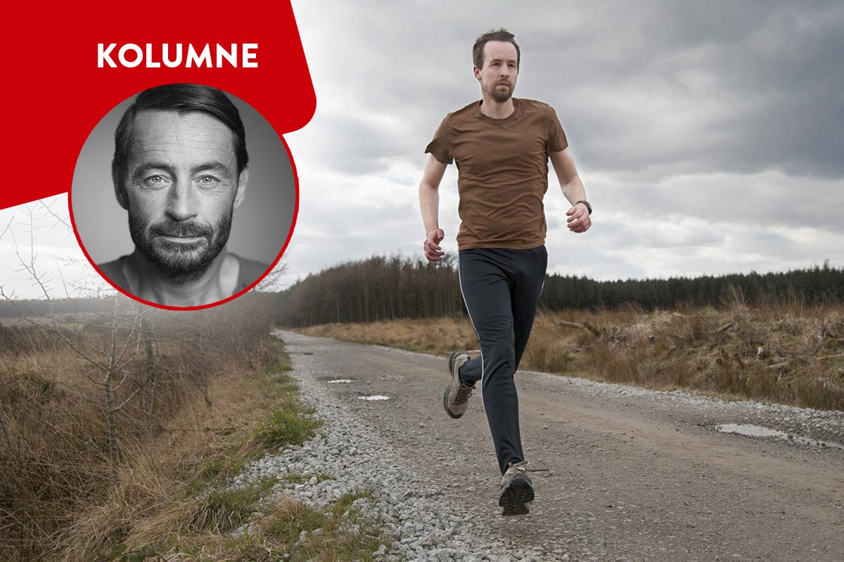 Person läuft zwischen Acker entlang.
