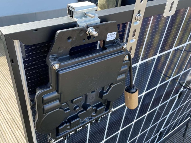 Ein Wechselrichter, der an der Rückseite eines Solarmoduls befestigt ist,