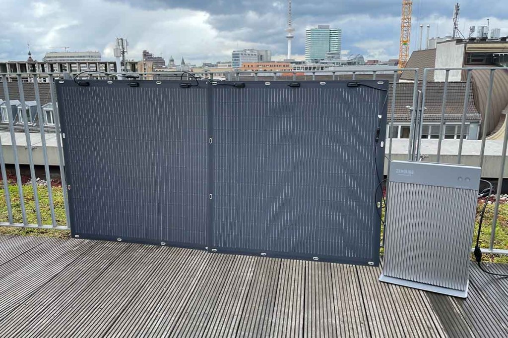 Das Zendure Balkonkraftwerk mit AIO-Speicher auf einer Dachterrasse.