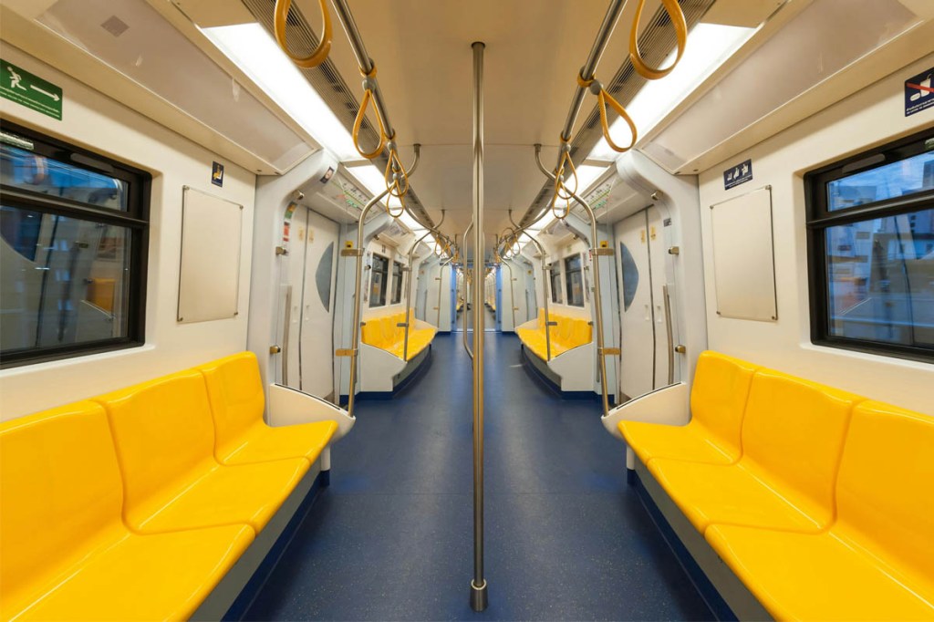 Innenansicht einer U-Bahn mit gelben Sitzbänken
