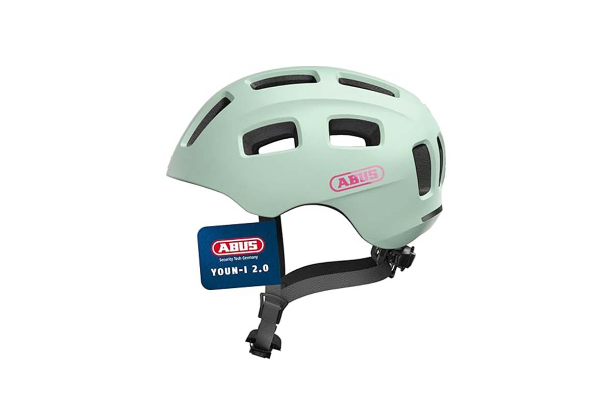 Türkiser Fahrradhelm auf weißem Grund