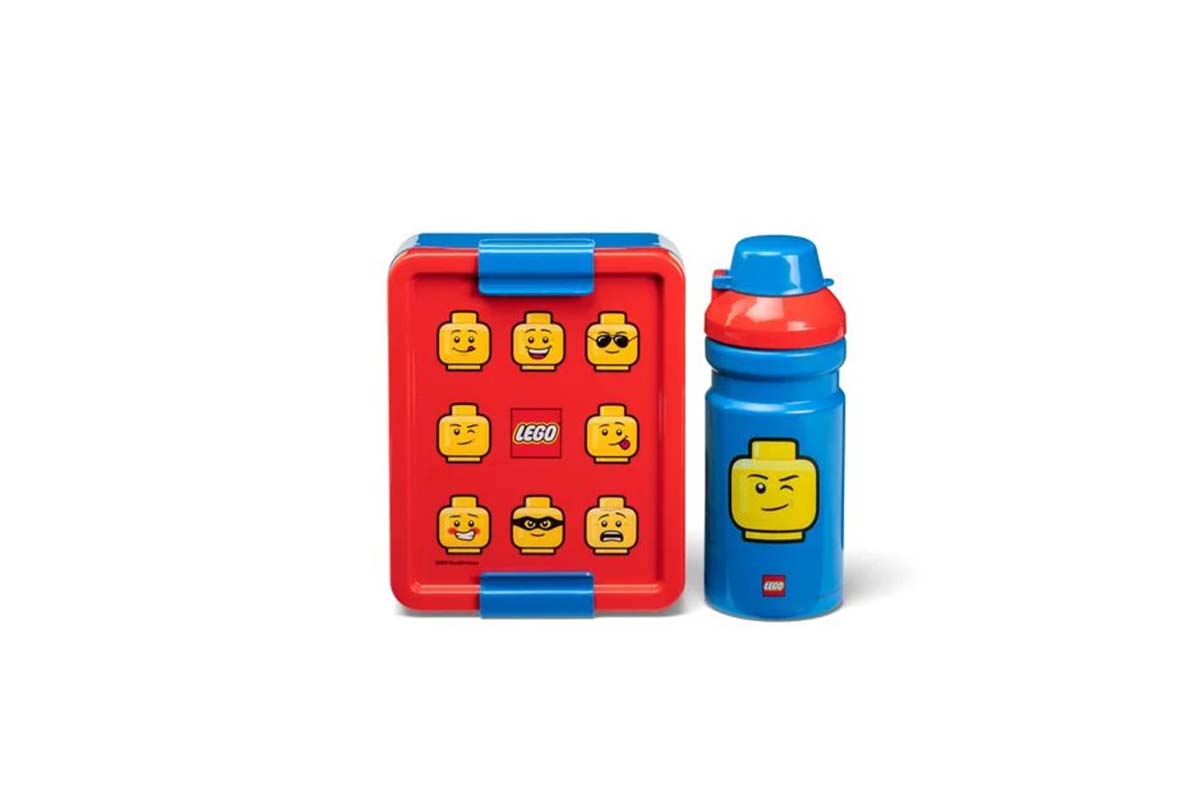 Lego-Brotbox mit Gesichtern der Figuren, dazu passende Flasche in blau, weißer Hintergrund