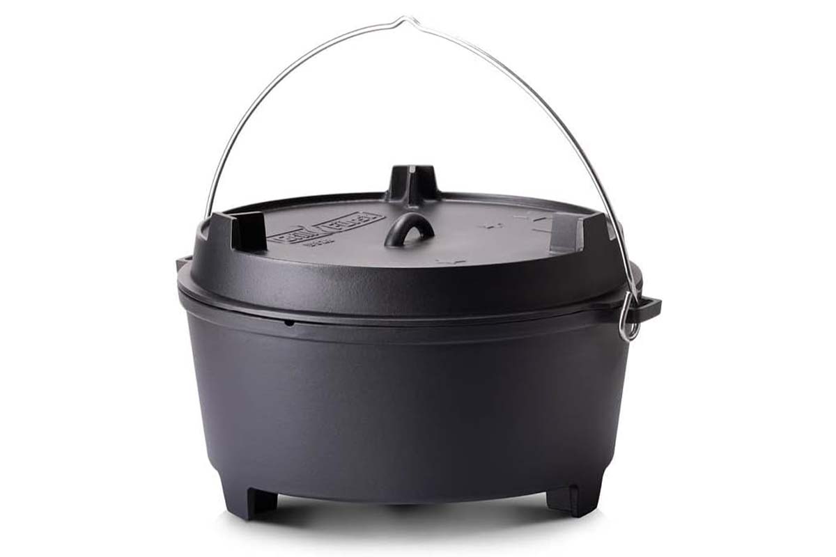 schwarzer Dutch Oven auf weißem Grund