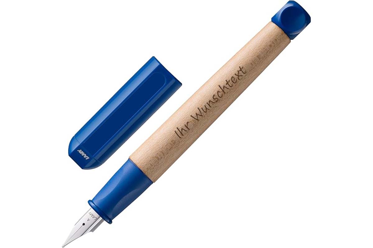 Lamy Füller, daneben die Hülle auf weißem Grund