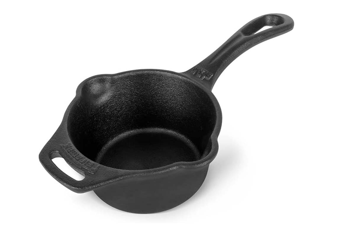 schwarzer, gusseisener Soßentopf