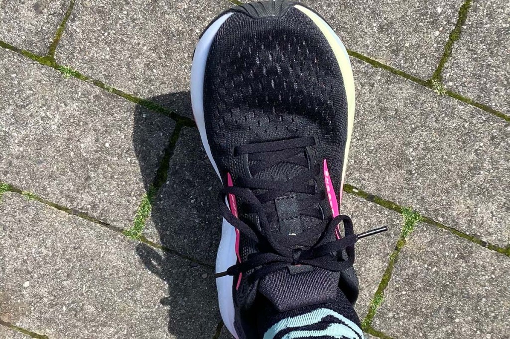 Laufschuh aus Perspektive es Läufers fotografiert