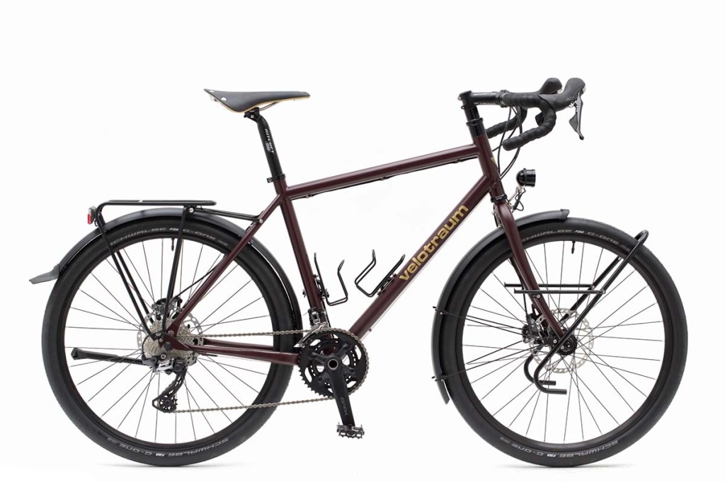 schwarzes Gravelbike auf weißem Grund