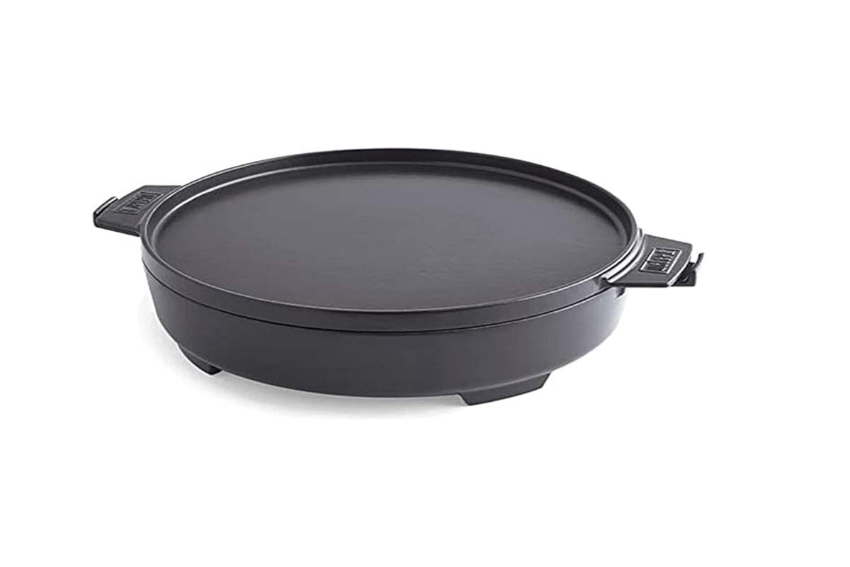 flacher Dutch Oven auf weißem Grund