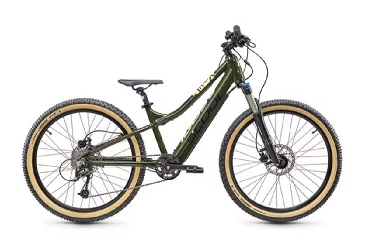 grünes Kinder-E-Bike auf weißem Grund