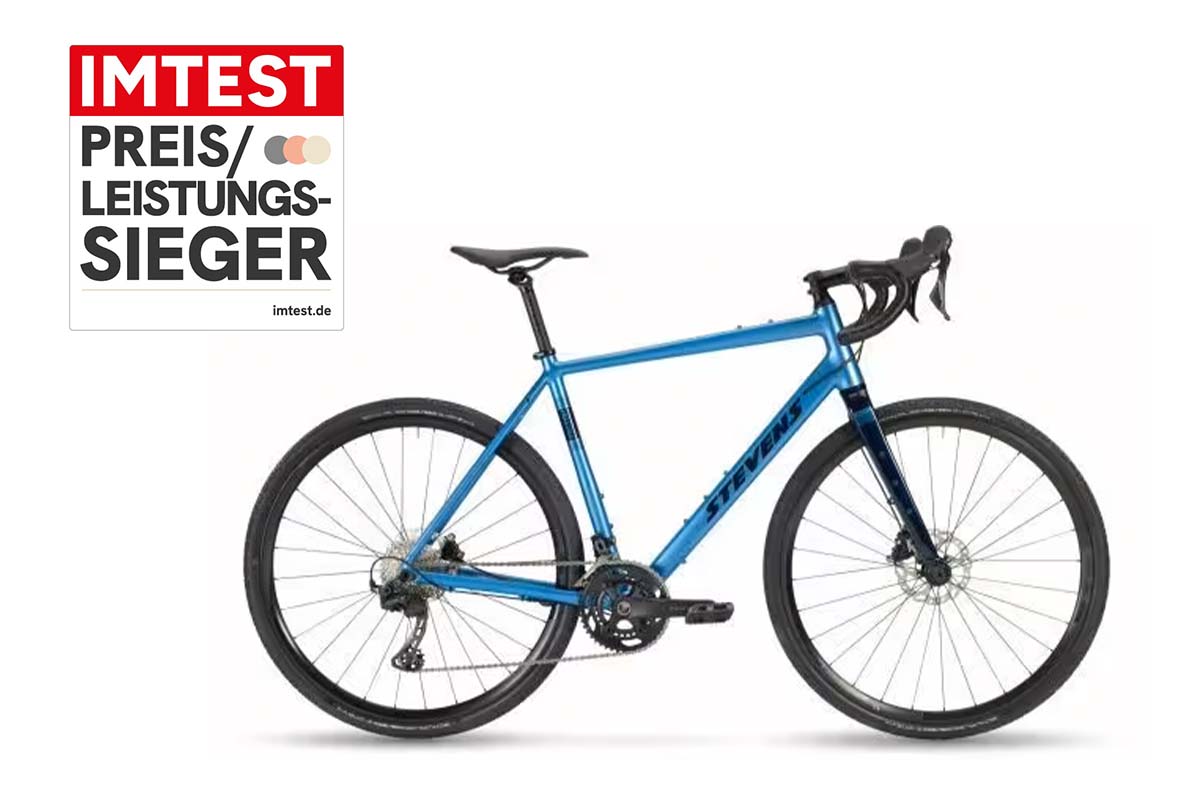 Blaues Gravelbike auf weißem Grund, dazu Preis-Leistungssieger-Siegel