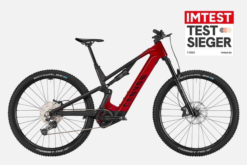 rot-schwarzes E-Mountainbike von der Seite auf grauem Grund, dazu Testsieger Siegel
