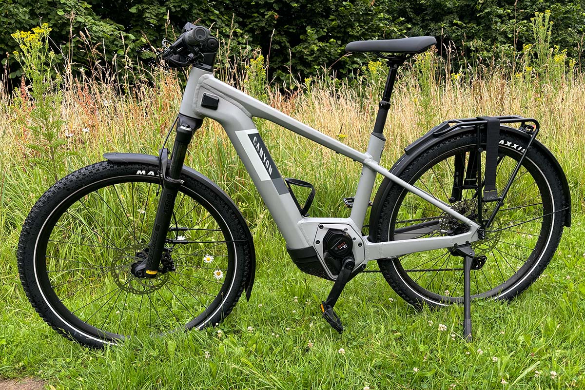 graues Trekking-E-Bike auf einer Wiese stehend