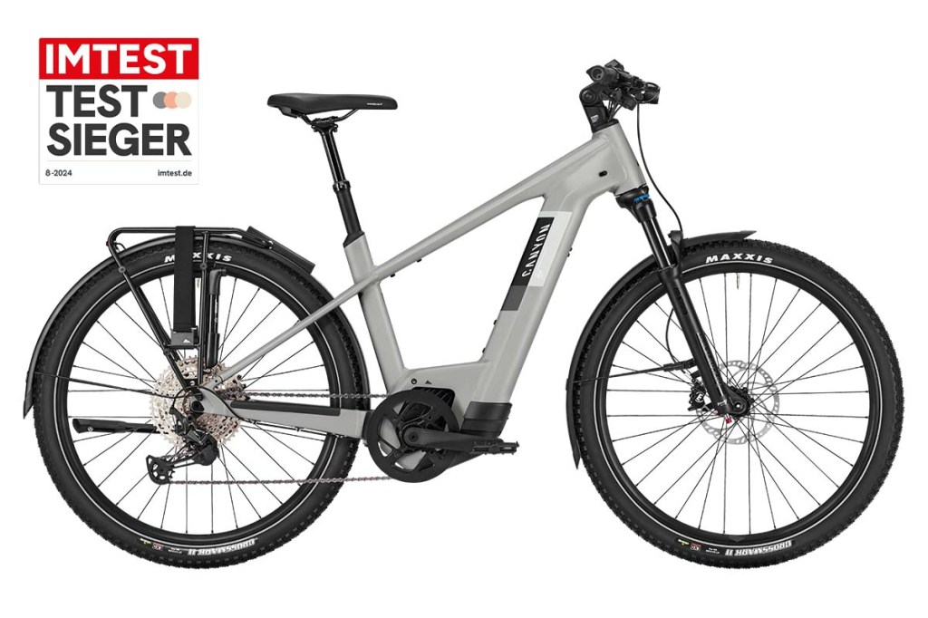 graues Trekking-E-Bike auf weißem Grund, dazu Testsieger-Grafik