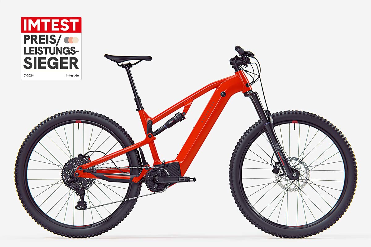 rotes E-Mountainbike von der Seite auf weißem Grund, dazu Preis-Leistungssieger-Grafik