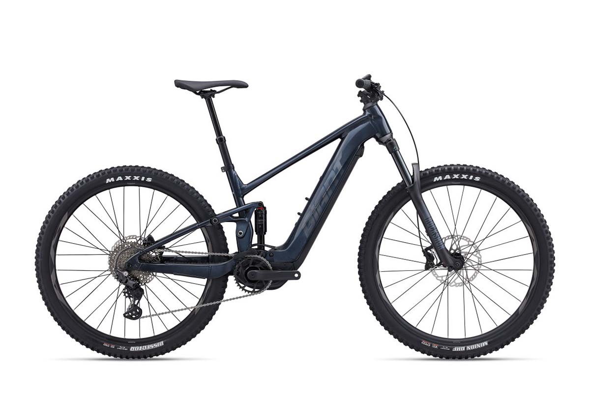 dunkelblaues E-Mountainbike von der Seite auf weißem Grund