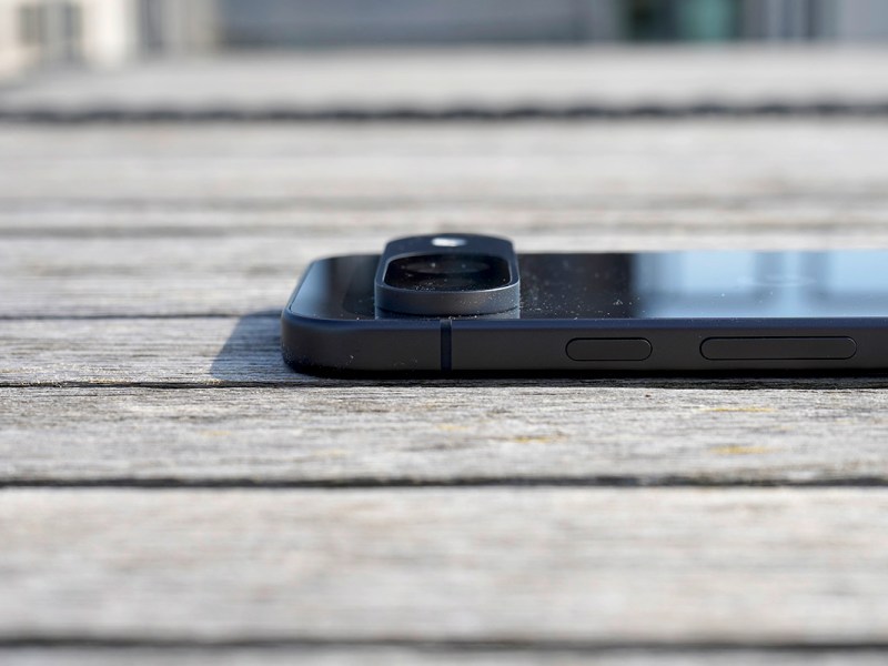Detailaufnahme des Kameramoduls eines Smartphones von der Seite, um den Höhen unterschied zu verdeutlichen.