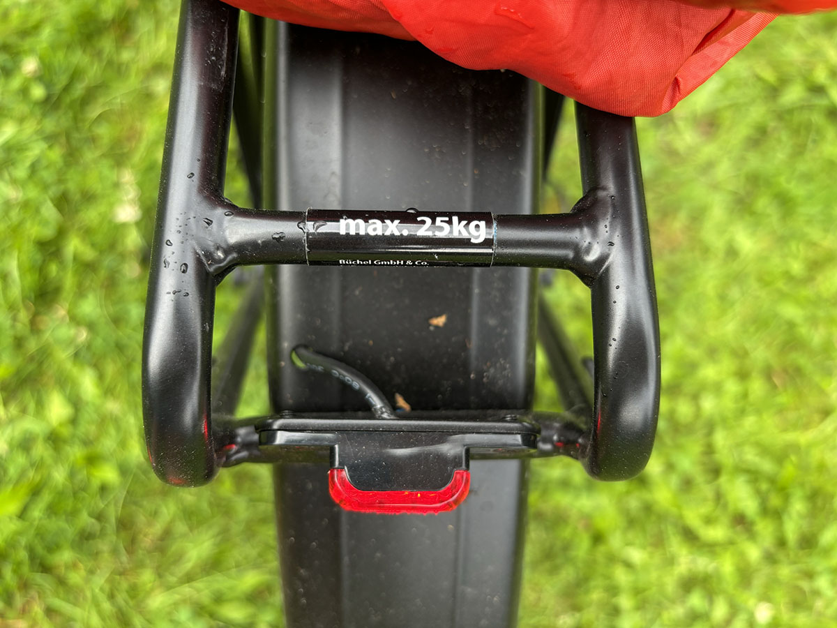 Detailaufnahme des Gepäckträgers bei Trekking-E-Bike Canyon Pathlite:ON 6 SUV.
