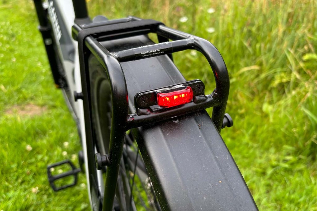 Nahaufnahme Fahrradrücklicht, das in einem Gepäckträger integriert ist