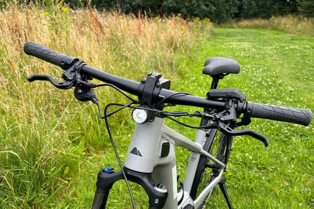 Nahaufnahme E-bike von vorne, Fokus auf die Frontbeleuchtung