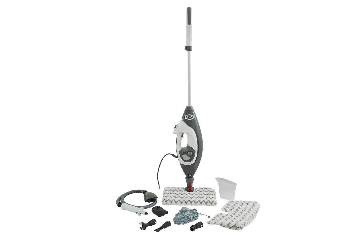 Der Shark Clean S6005EU Dampfreiniger mit Zubehör auf weißem Hintergrund.