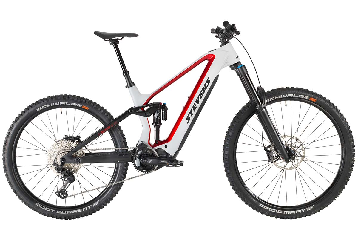 weiß-rotes E-Mountainbike auf weißem Grund