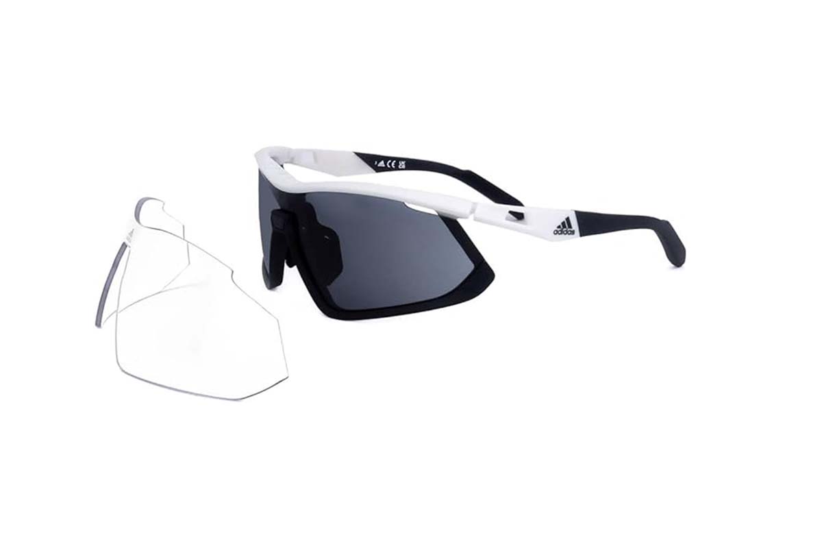 Sonnenbrille von der Seite auf weißem Grund, davor ein Wechselglas