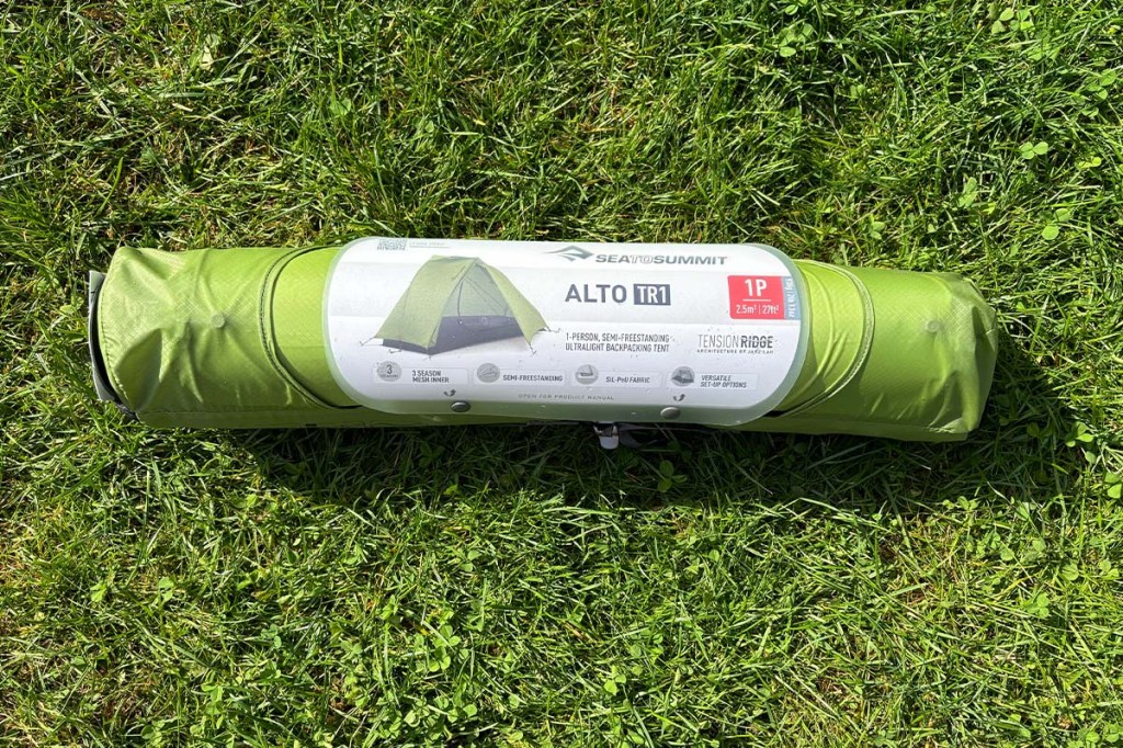 zusammengepacktes ZElt auf einer Wiese liegend