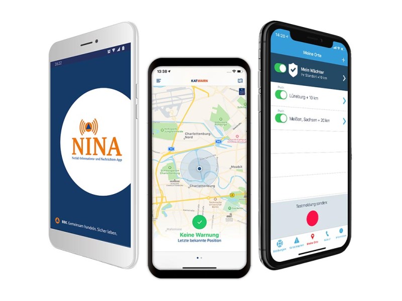 Drei Smartphones mit geÃ¶ffneter Warn-App auf weiÃŸem Grund.