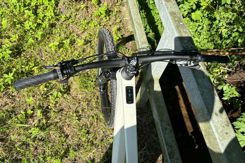 Blick auf den Lenker eines E-Mountainbikes aus Fahrersicht