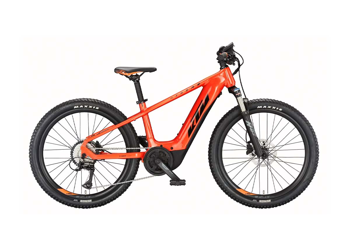 rotes Kinder-E-Bike von der Seite auf weißem Grund