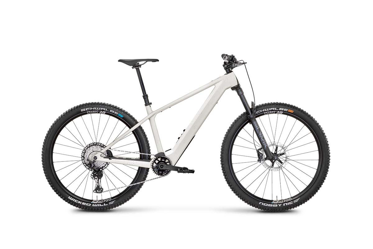 Weißes E-Mountainbike von der Seite auf weißem Grund